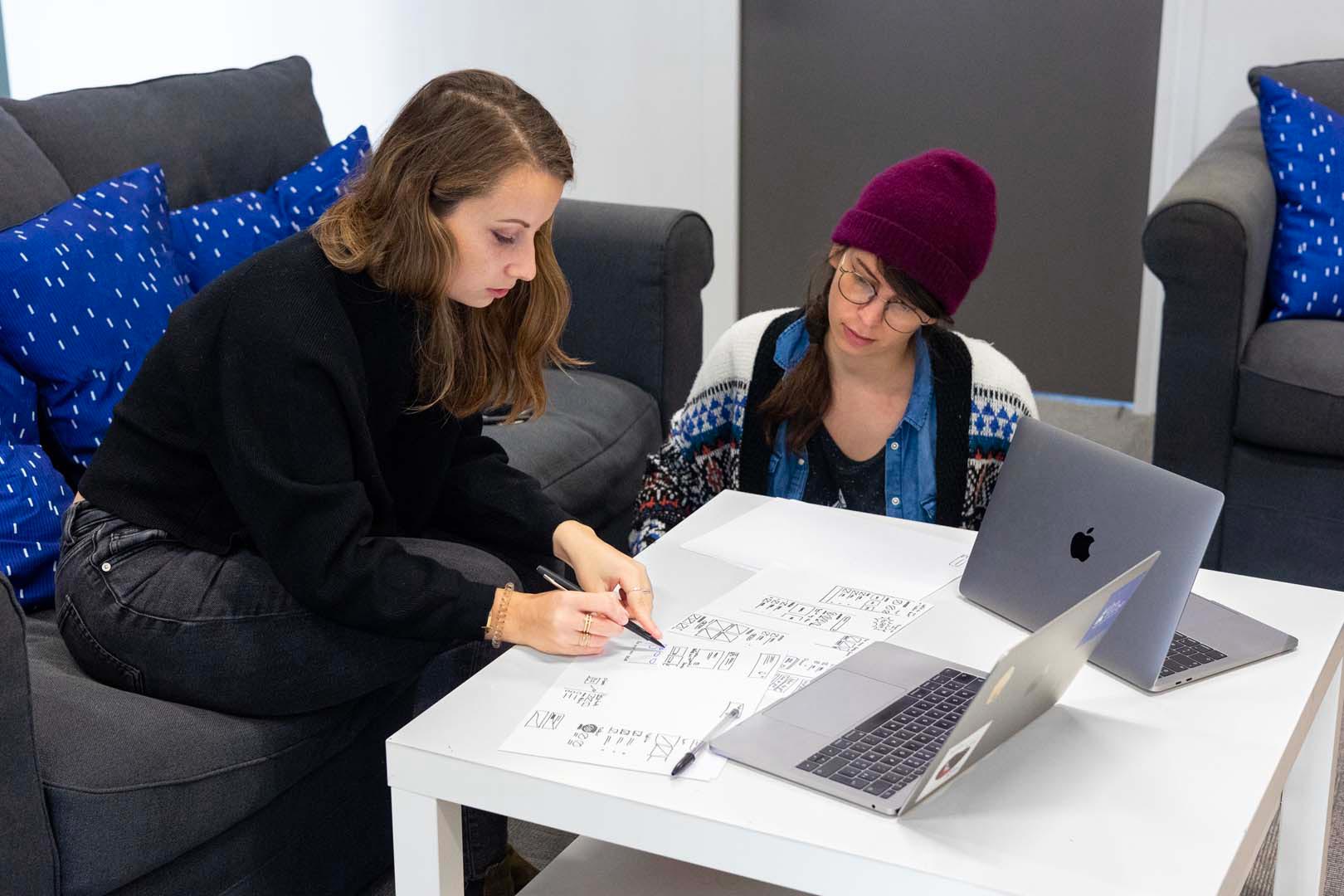 Deux designeuses travaillant sur l'éco-conception d'une application mobile.