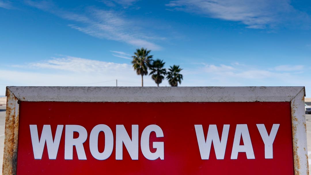 Couverture - Photographie d'un grand panneau d'affichage où il est écrit "Wrong Way" en blanc sur fond rouge. Crédit Unsplash - kind-and-curious Référence - 8gzs9HYYhM