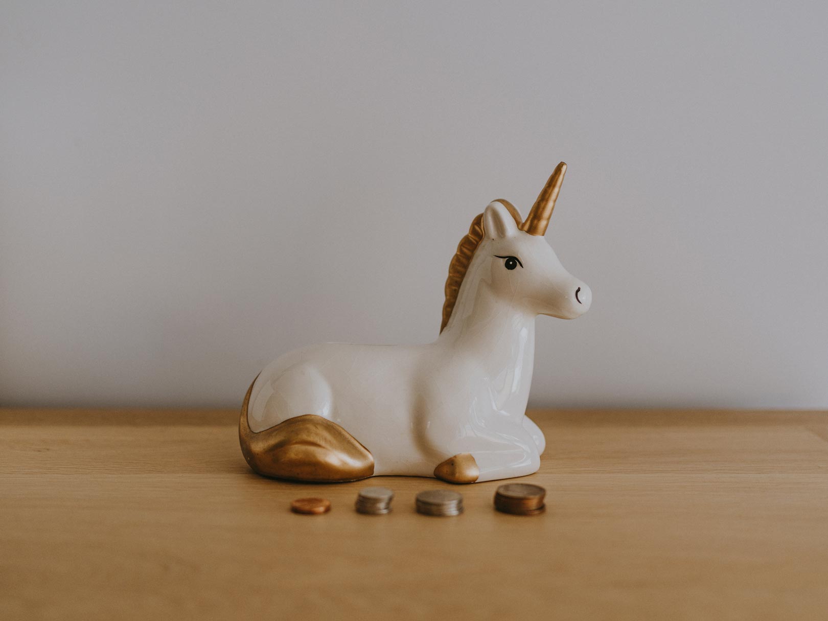 Image mise en avant - Photographie d'une licorne en porcelaine faisant des économies.