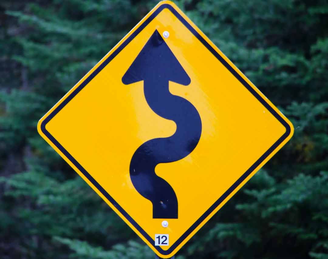 Image mise en avant : Photographie d'un panneau de signalisation avec une flèche slalomante (crédit : Mark Konig sur Unsplash.com).