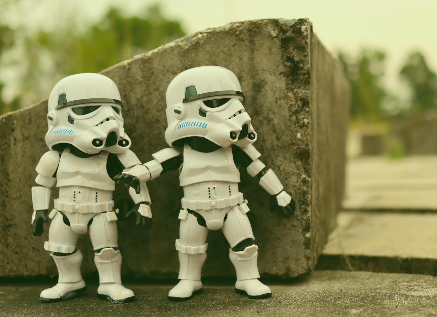 Deux storm troopers cachés derrière un rocher